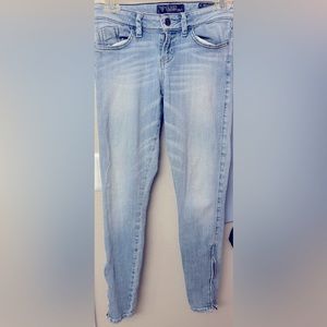 GUESSE Light Wash SKINNY Jeans with Bottom Zippers.